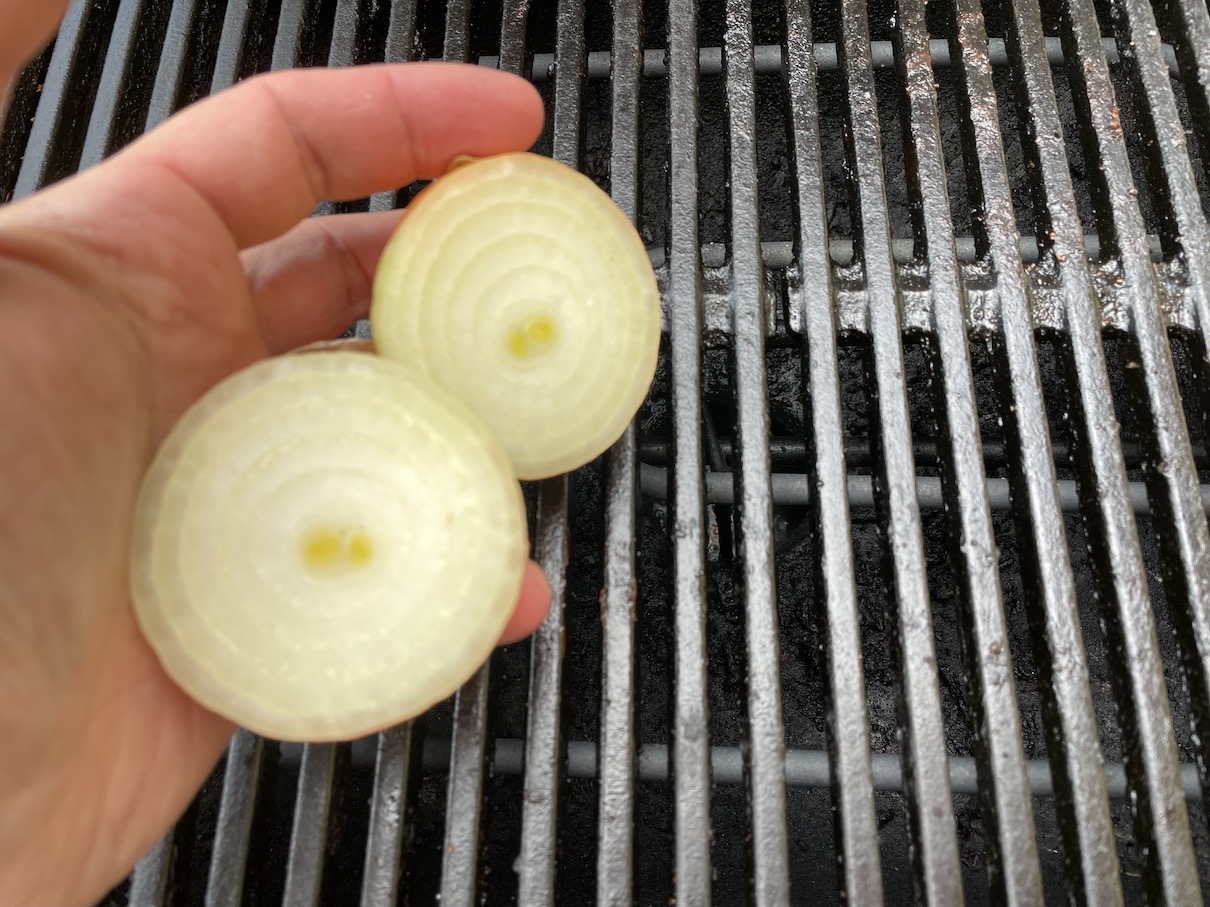 Čištění grilu cibulí