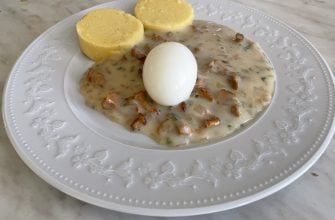 Houbová omáčka s polentou a vejcem