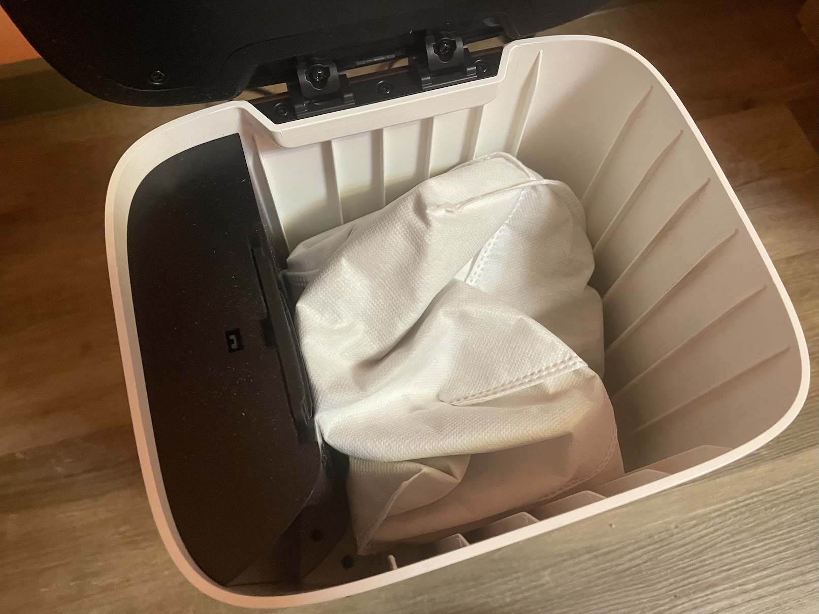 Koš a dokovací stanice