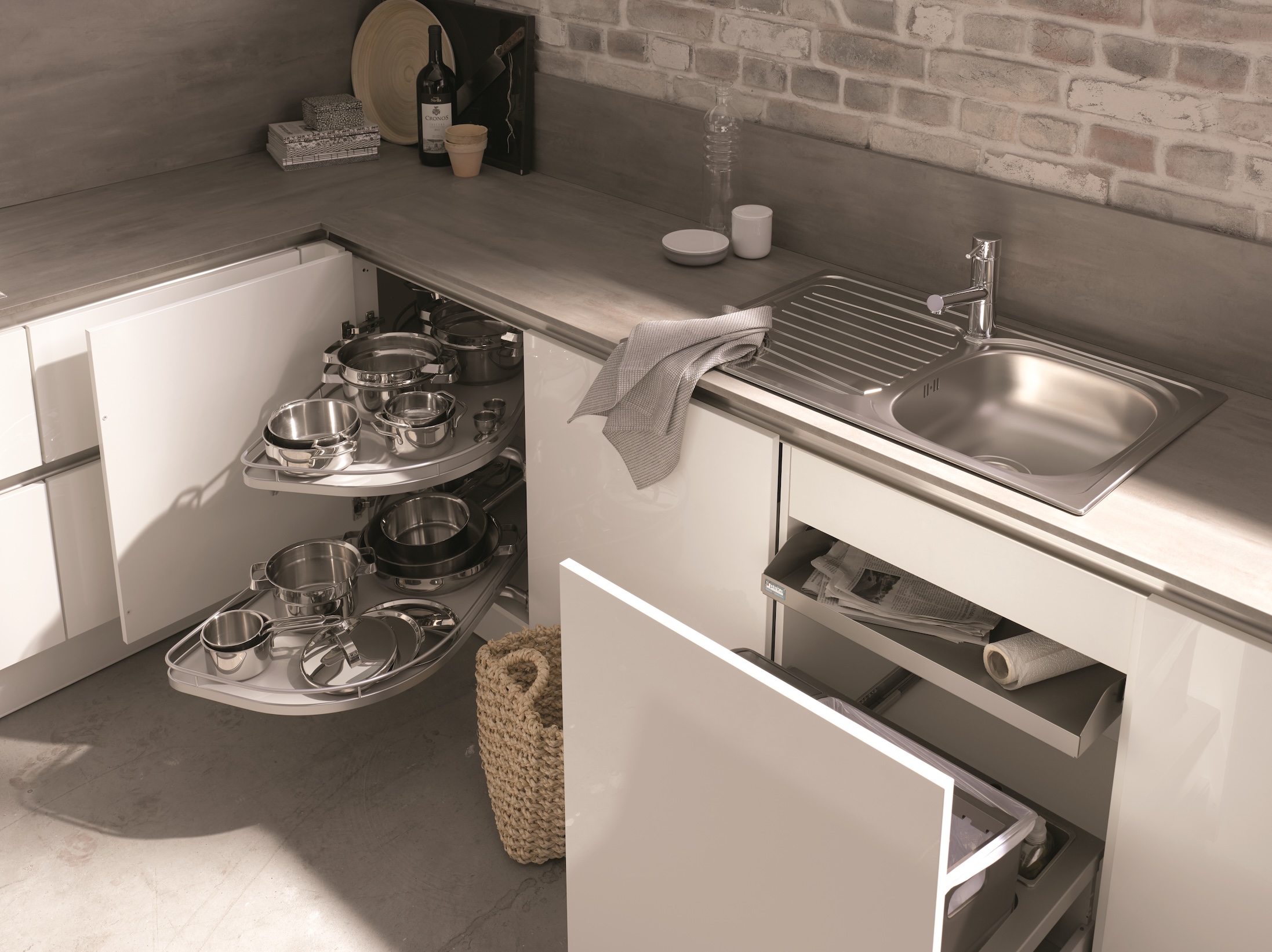 Rohová skříň s výsuvnými policemi „Le Mans“