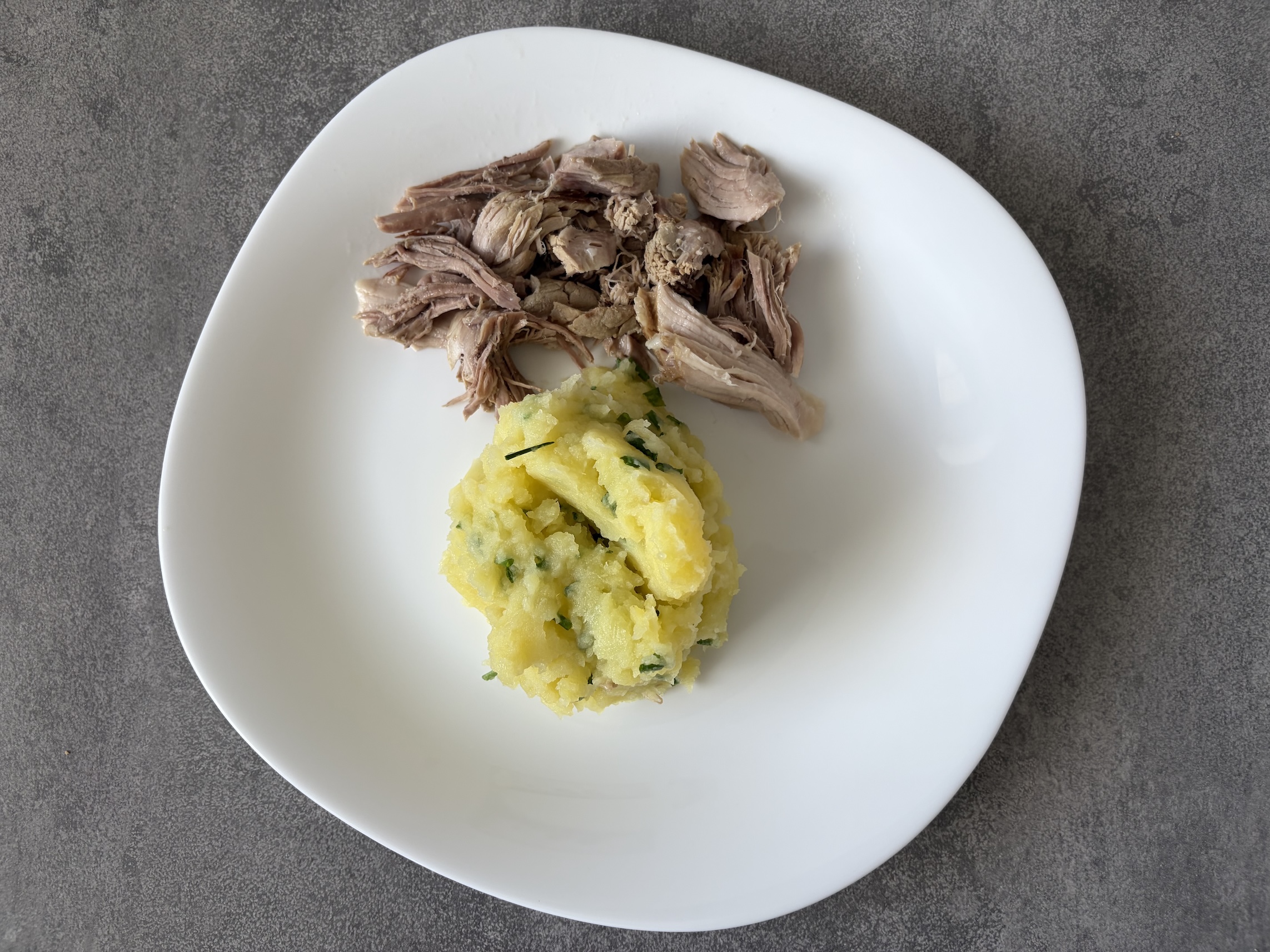 Vařené koleno a šťouchané brambory
